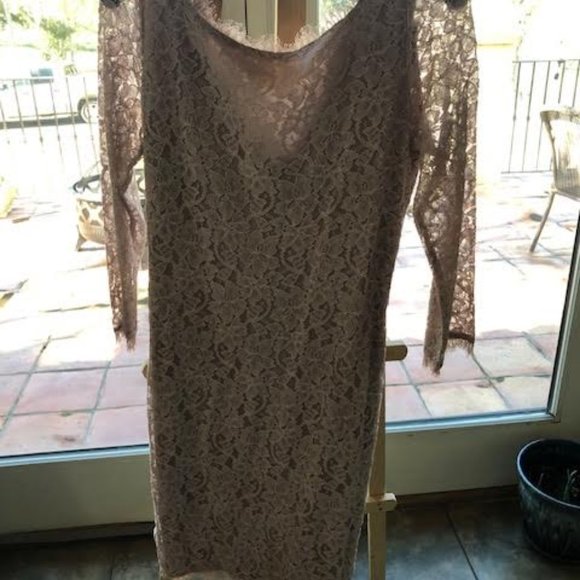 Lace dress - Picture 1 of 3